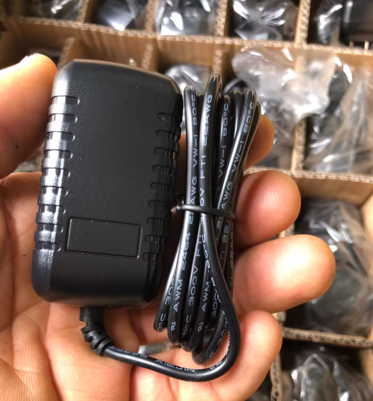 Alimentatore fisso 12V DC Connettore 1 Amp 5,5x2,1mm Alimentatore fisso 12V DC Connettore 1 Amp 5,5x2,1mm