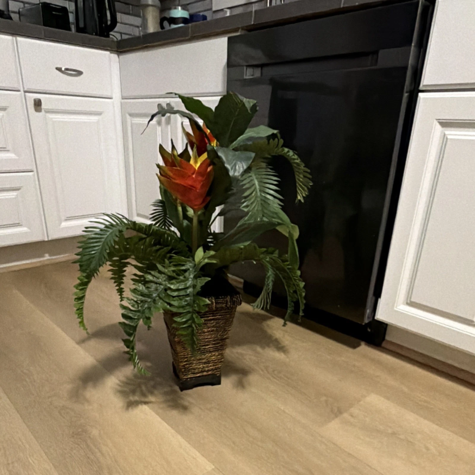 Artificial Potted Plant with Red Flowers, Green Broadleaf, Decorative Indoor
Opens in a new window o