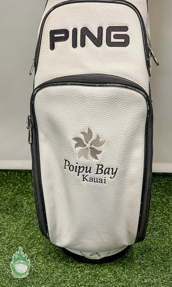 Bolsa de personal de golf Ping blanca de segunda mano con correa dividida de 6 vías y capucha bordada para la lluvia Foto 4 de 4