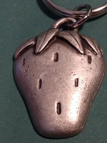 Strawberry Keychain Metal - Bild 2 von 4