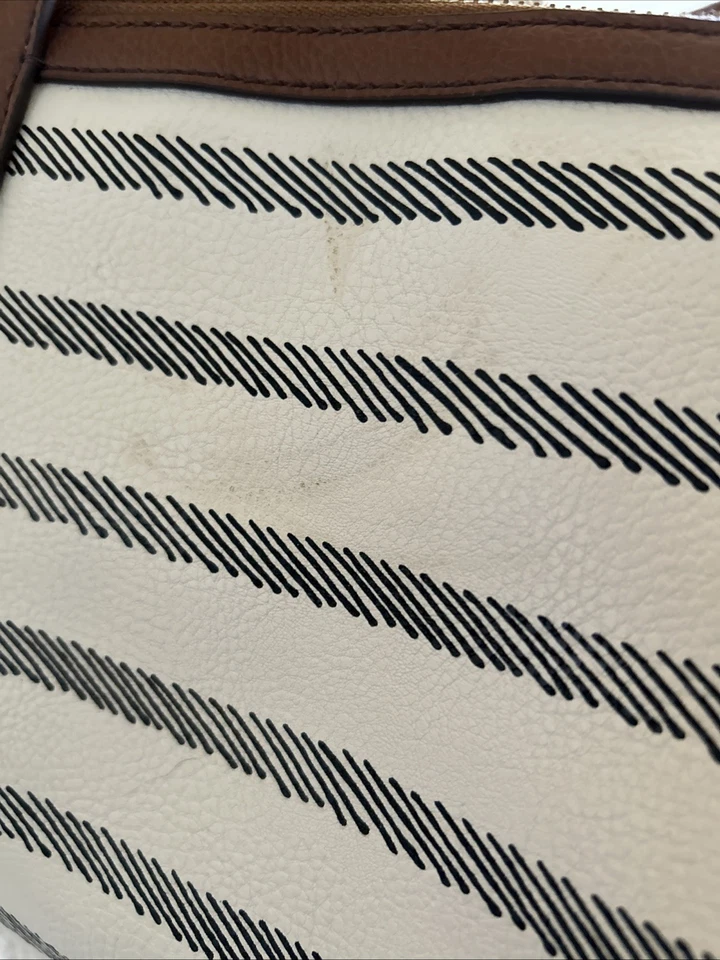 Bolso de Mano Fossil Sydney de Cuero Sintético a Rayas Pequeño Arañazo en la Parte Superior Frontal Muy Bonito Foto 3 de 4