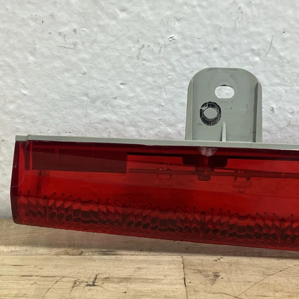 Lámpara de luz de freno montada en alerón Infiniti QX56 2011-2013 286-63746 OEM Foto 2 de 4