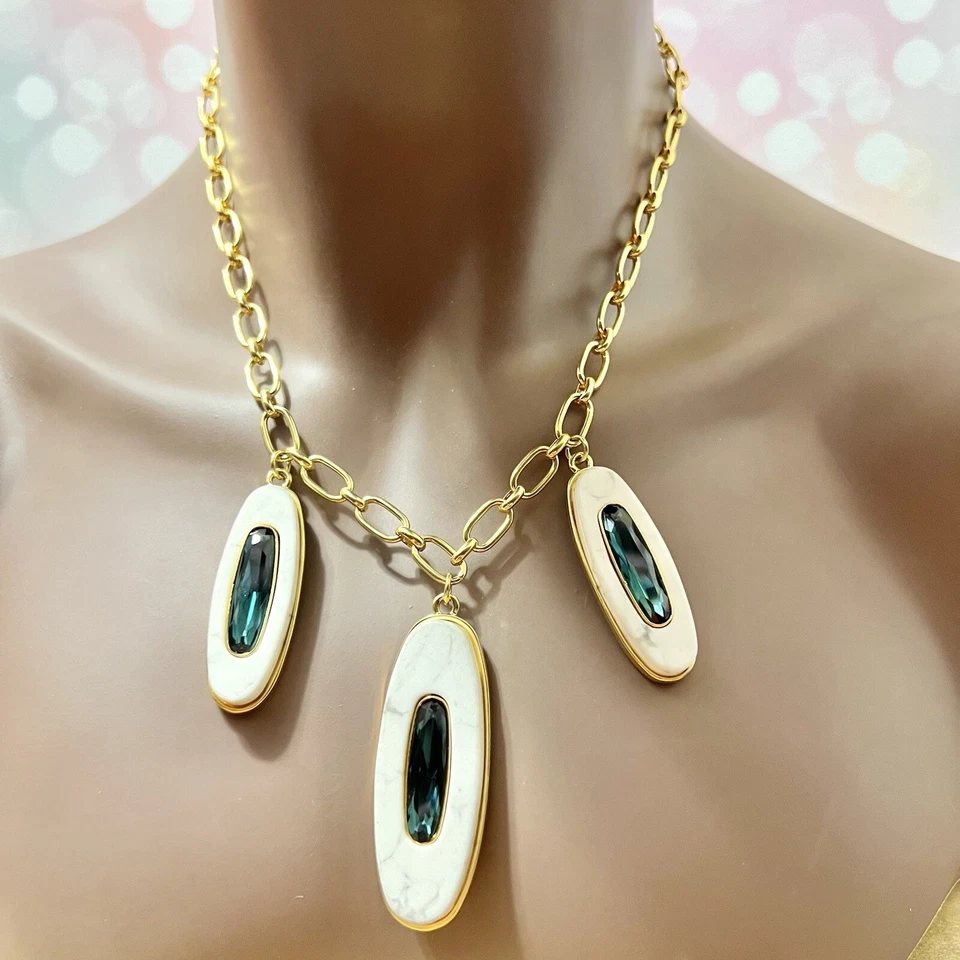 Collar Colgante Vince Camuto Howlita Piedras Preciosas, Estrás Verde y Tono Dorado Foto 3 de 4