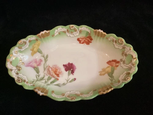 Tressemanes & Vogt - France - Small oval dish - carnations - scalloped - gold