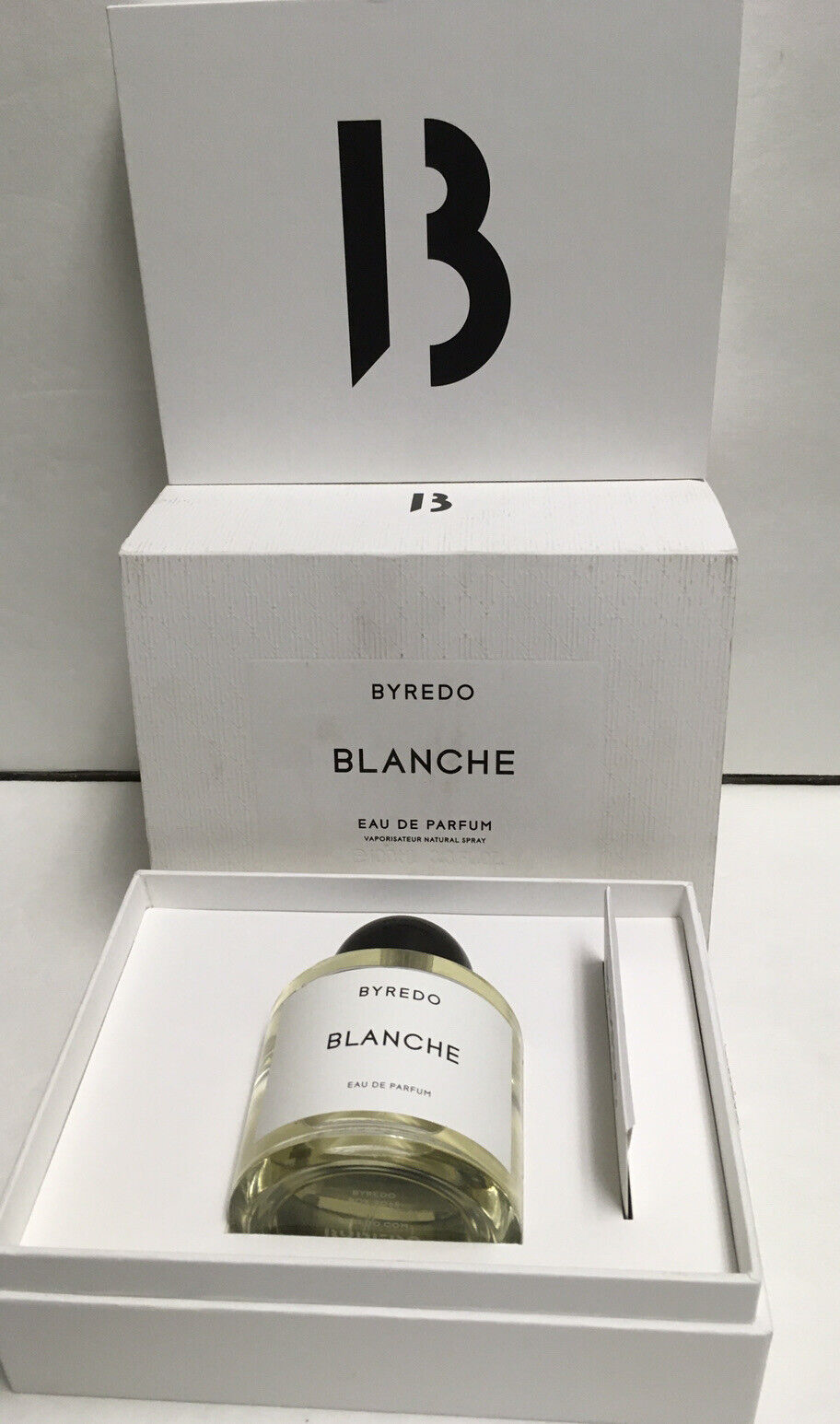 Бланш духи отзывы. Byredo Blanche 50ml коробка. Байредо Бланш 67мл. Blanche духи. Byredo Blanche белая и черная крышка.