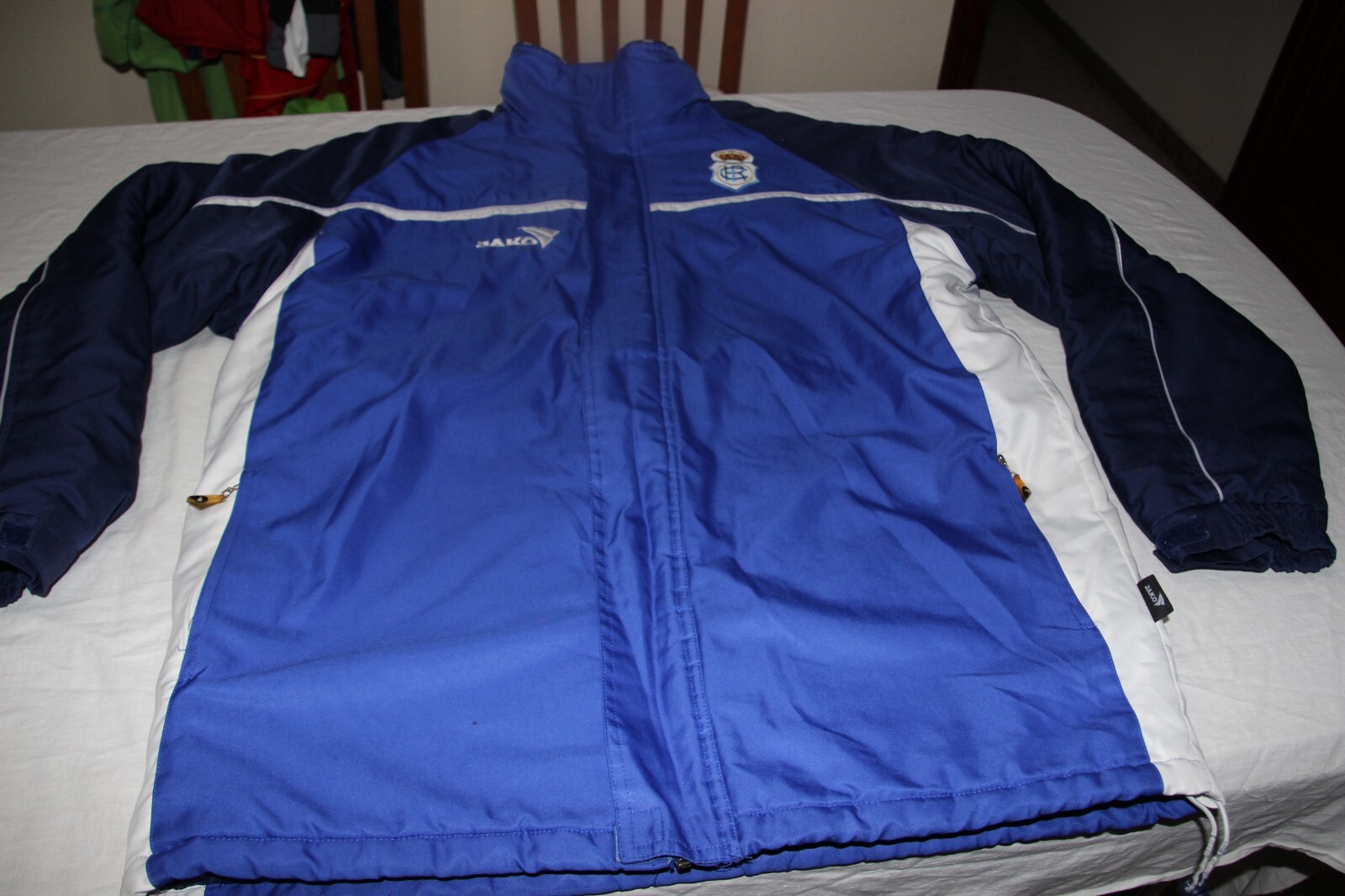 CHAQUETON CHUBASQUERO OFICIAL DEL HUELVA DE MARCA JAKO TALLA XL COTIZADO