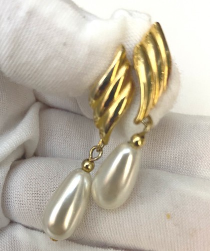 Pendientes colgantes vintage de perlas en tono dorado - Imagen 3 de 12