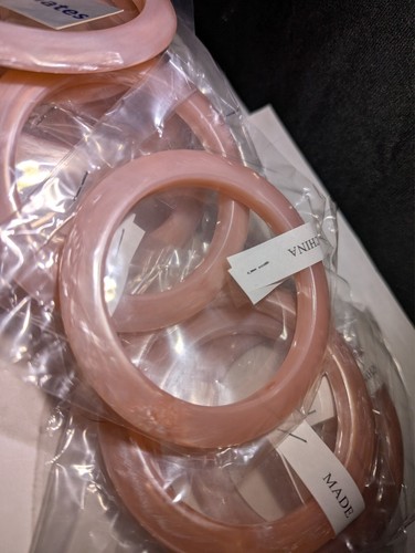 NOS VINTAGE LOT OF 20 LUCITE BANGLE BRACELETS THIN PINK MOONGLOW - Picture 3 of 10