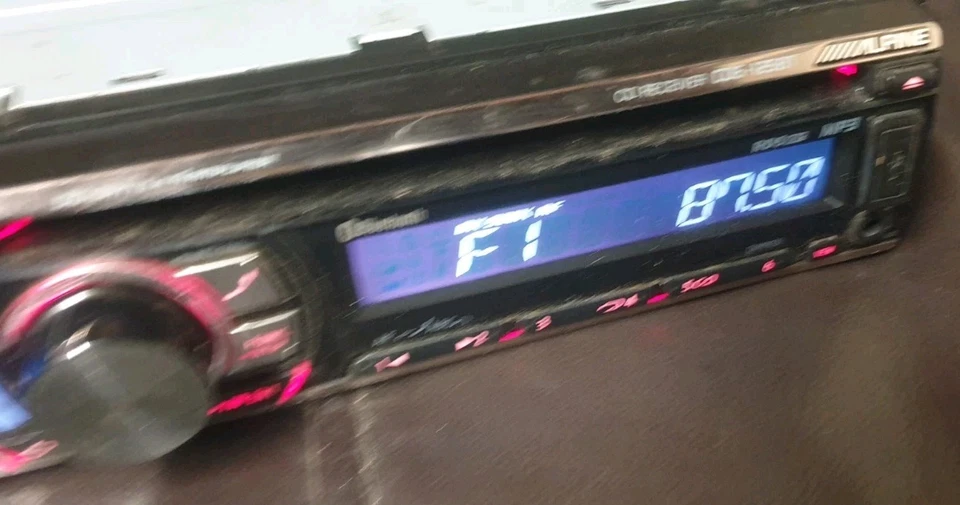 Alpine CDE-125BT Radio CD Player Bluetooth Stereo Usb Aux Head Unit - Image 3 of 4