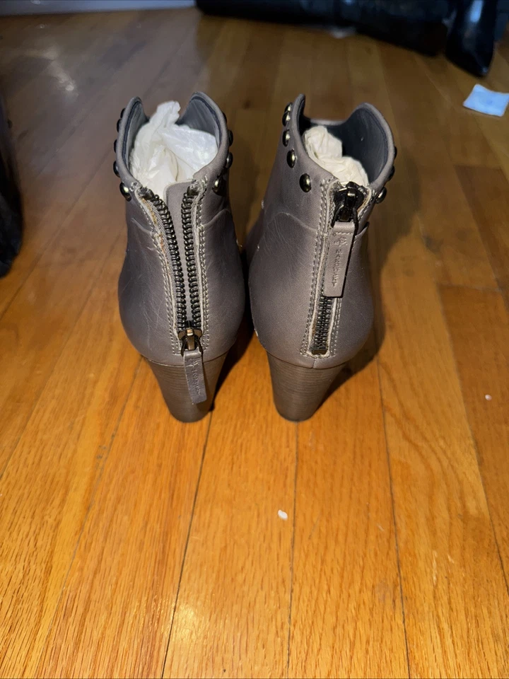 Nuevo B. Makowsky Quincy Gris Cuero Tachonado Botines 8.5 Pls Rd Desc Foto 3 de 4