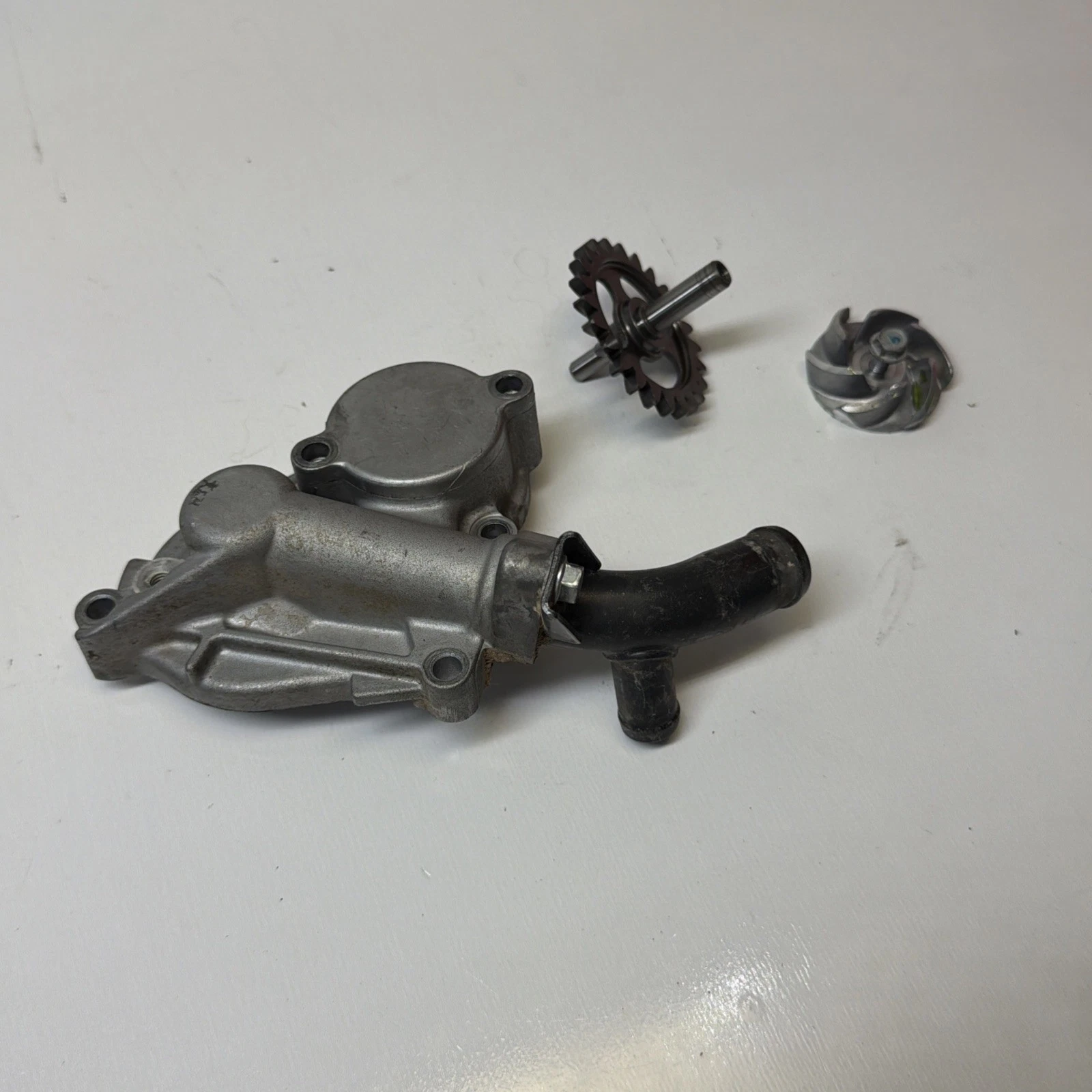 13 - 16 KAWASAKI KX 250 F GENUINE OEM COOLING WATERPUMP IMPELLER SHAFT COVER