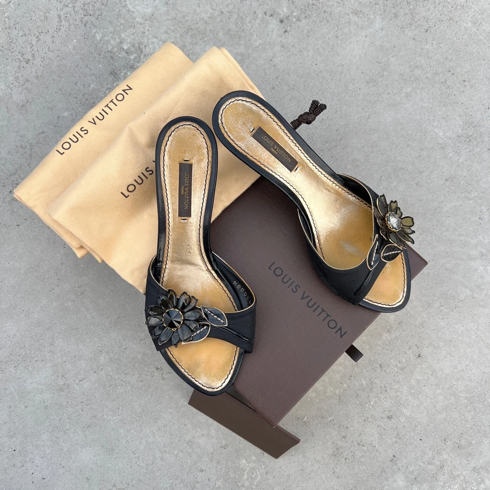 Louis Vuitton | Auténticas mulas vintage de tacón de gatito con gema acrílica flor negra (37) Foto 3 de 4