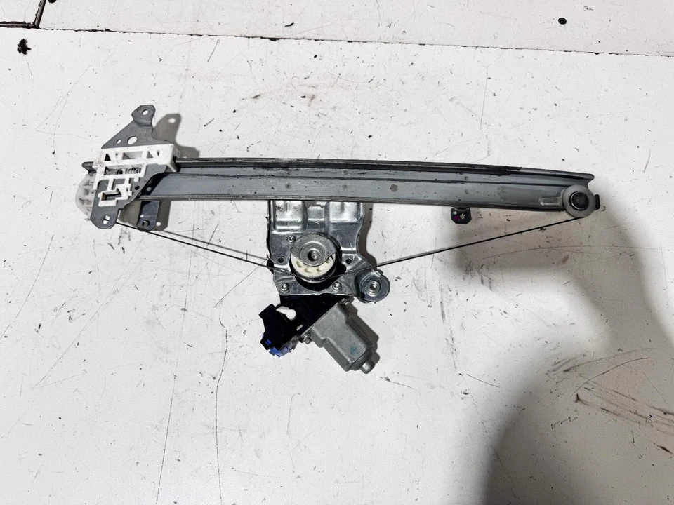 Nissan Pulsar Right Front Window Regulator B17 12/2012-12/2017 - image 3 of 4