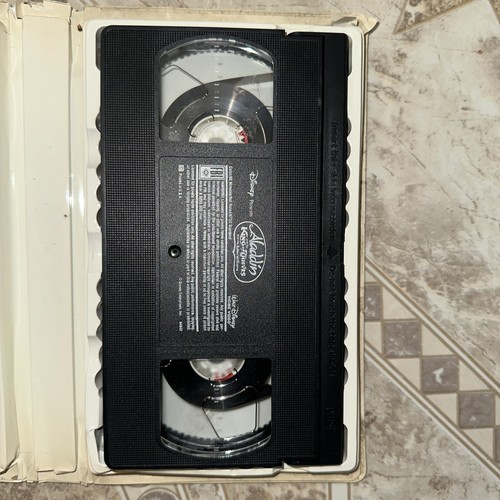 Aladdin And The King Of Thieves Starring Robin Williams VHS Tape - Picture 2 of 3