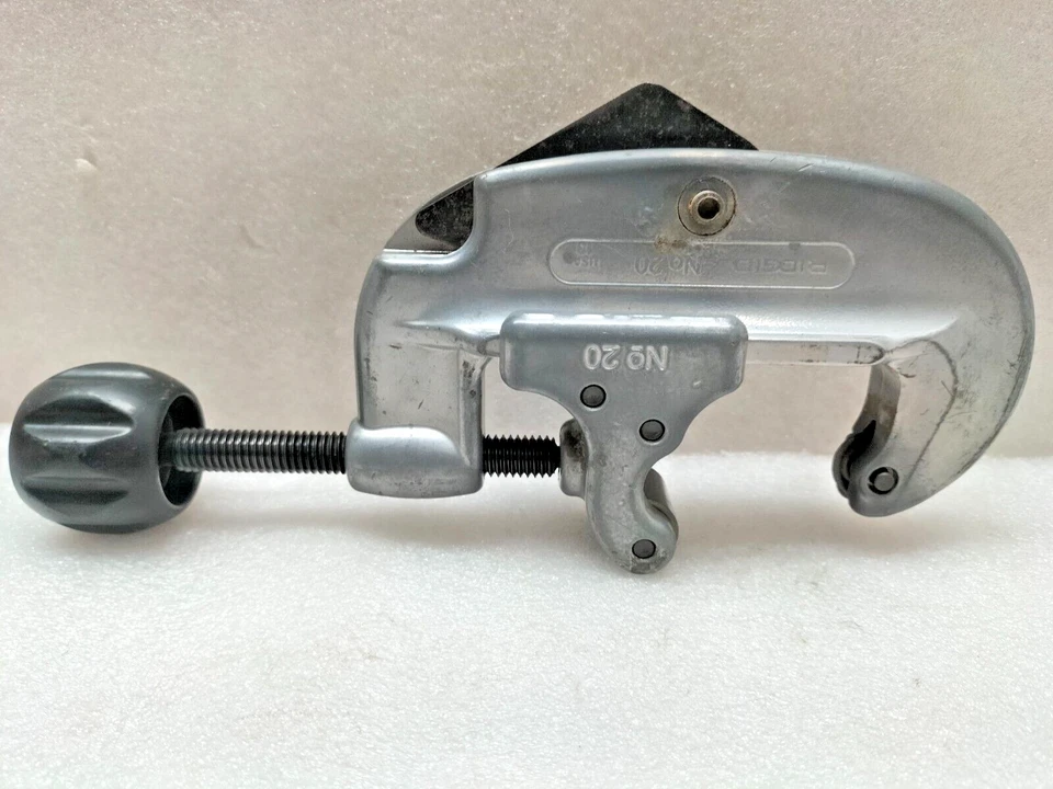 RIDGID 32930 NO.20 SCREW FEED TUBING CUTTER 5/8 TO 2-1/8 O.D - Image 3 of 4