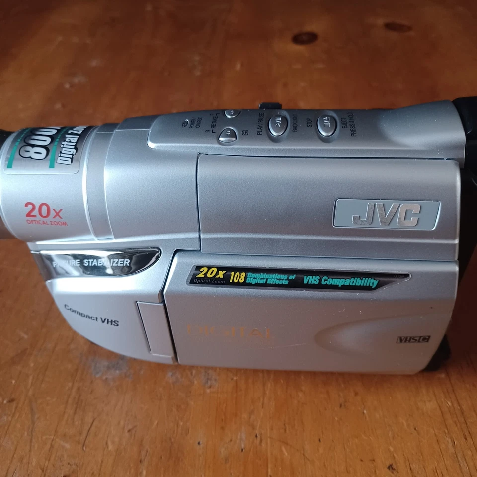 JVC Compact VHS Camcorder LCD Video Camera 20/800x Zoom 108 FX Charger GR-AXM17U - Image 2 of 4