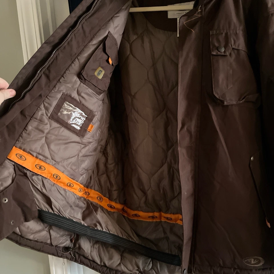 Chaqueta de invierno Heavy Weight Athletic Works. La cremallera funciona pero es difícil. Foto 4 de 4