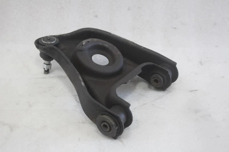 Ford Mustang 1983 lado del pasajero derecho brazo de control inferior delantero Foto 2 de 4