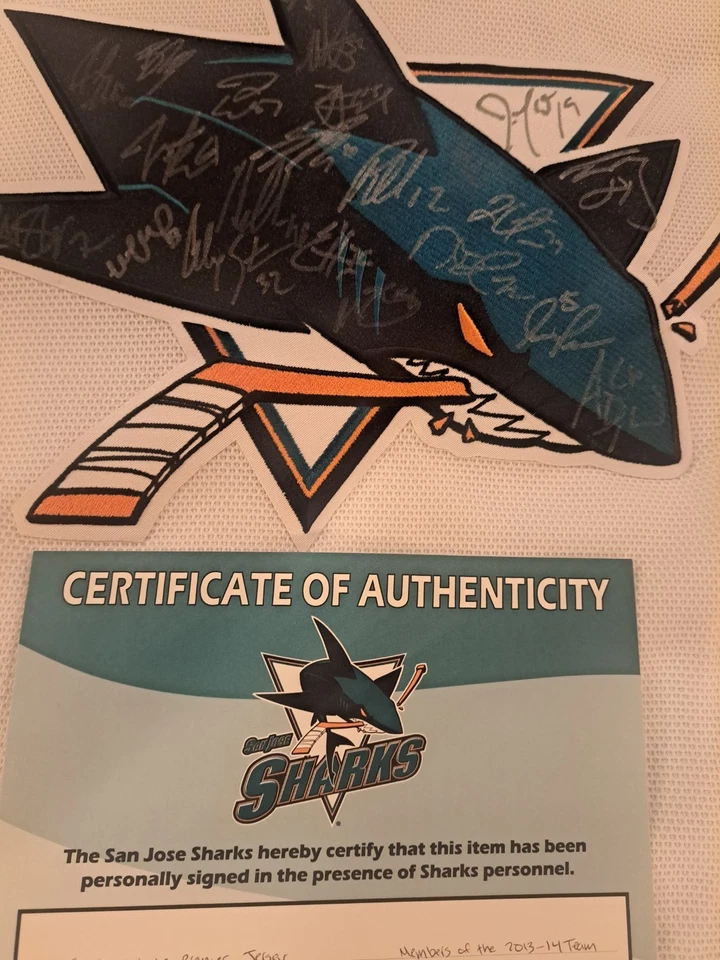 Camiseta firmada por el equipo de los Tiburones de San José 2013-14 Patrick Marleau Joe Thonton certificado de autenticidad SJ Foto 2 de 4