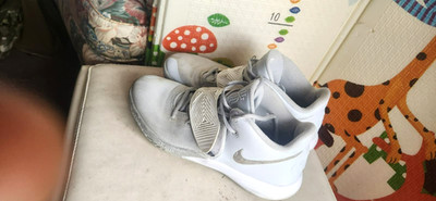 Nike Kyrie Flytrap* basketball shoes in a *Wolf Grey / White / Metallic Silver*