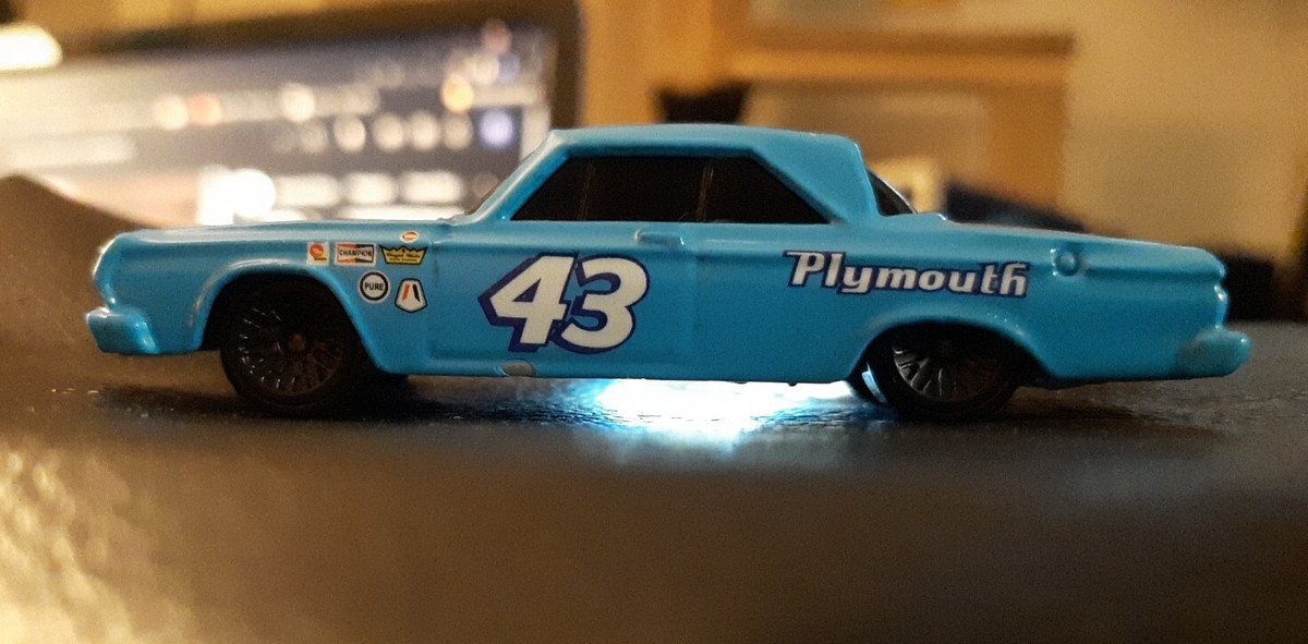 Vintage Hot Wheels Salute Richard Petty 43 1964 Plymouth