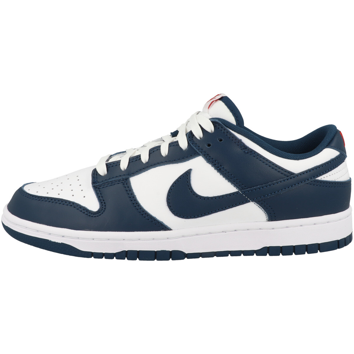 Кроссовки Nike Dunk Low в стиле ретро, которые превращают ее в спортивную обувь, а также в спортивную обувь для женщин.