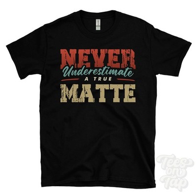 NIEMALS UNTERSCHÄTZEN EIN ECHTES MATTES T-SHIRT - Tragen Sie Ihren Namen stolz