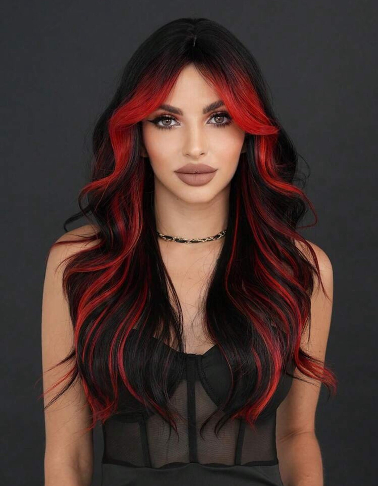 Perruque synthétique rouge et noir longue bouclée : changez de style sans abîmer vos cheveux