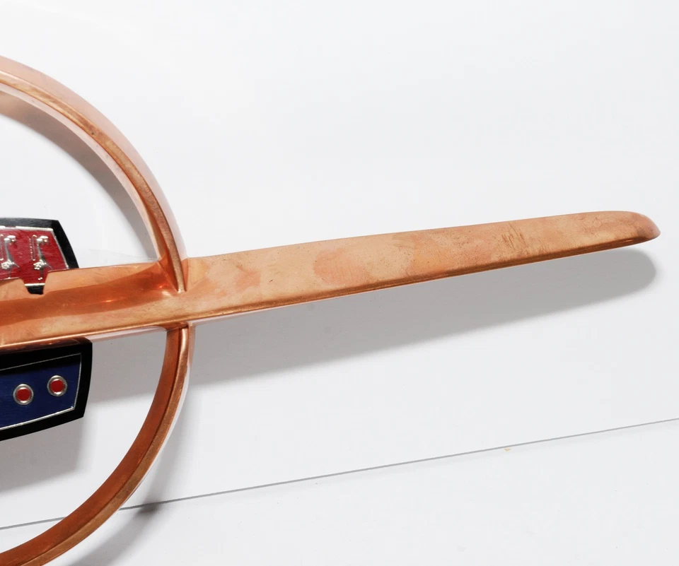 Adorno y escudo de maletero Lincoln Continental Mark II 1956 fabricante de equipos originales Foto 3 de 4