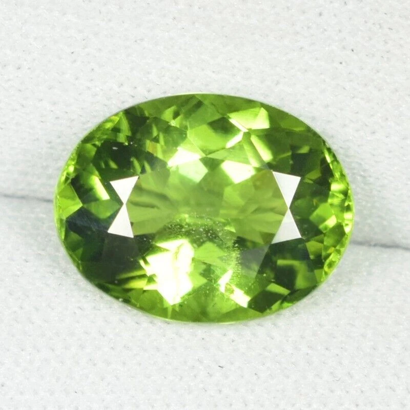5.20 ct TOP LUSTROUS / BEST GREEN - NATURAL PERIDOT - Oval Gems See Vdo WC - Image 3 of 3