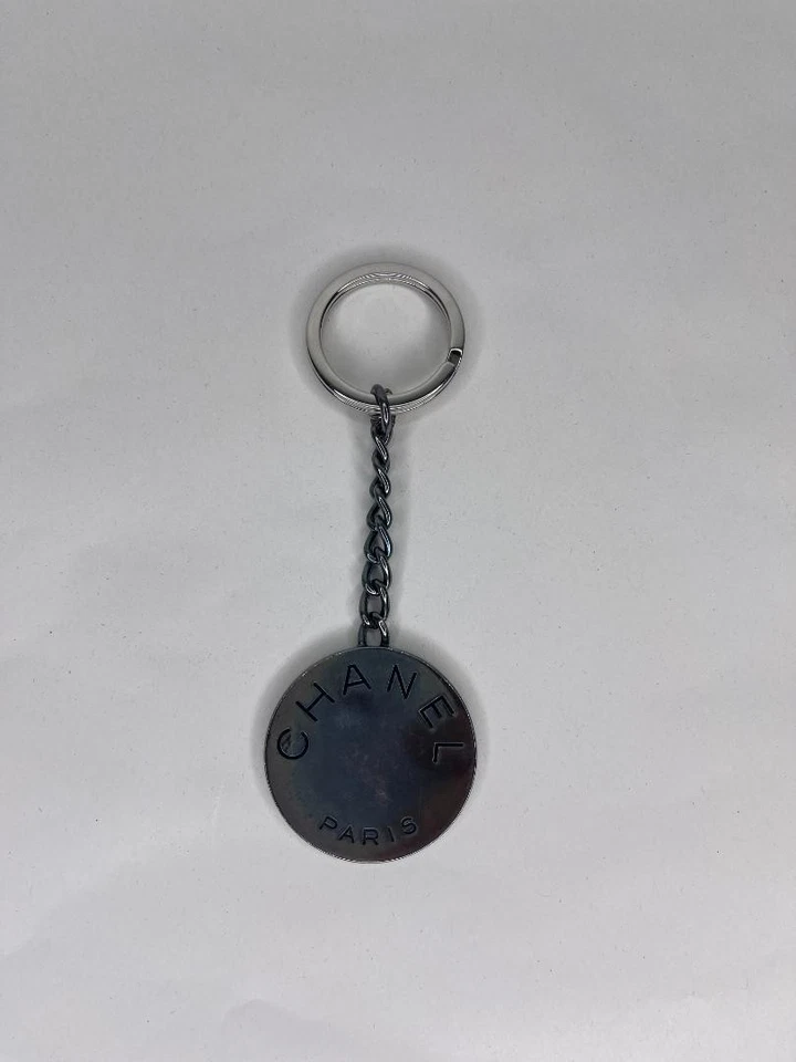 Portachiavi logo Chanel metallo argento 96P marchio inciso ciondolo - Immagine 2 di 3