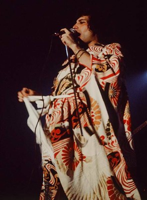Queen 1976 Night At The Opera tour Japan Freddie Mercury Brian May OLD PHOTO 71