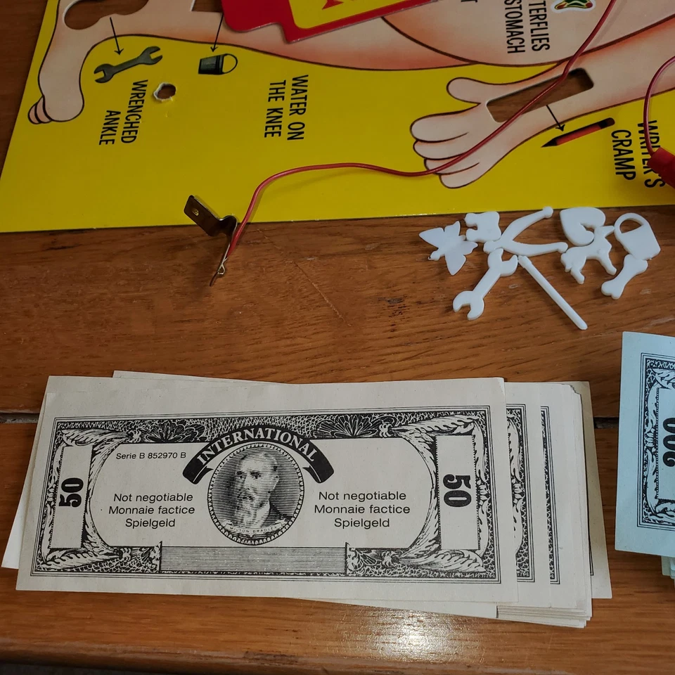 MB Games Operation 1982 REPLACEMENT Battery cover tweezers cards money pieces - Image 3 of 4