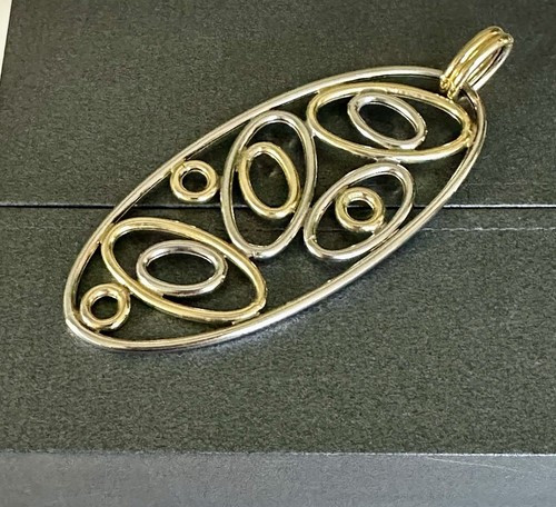 9ct Yellow And White Gold Circle Design Heavy Pendant - Picture 1 of 10