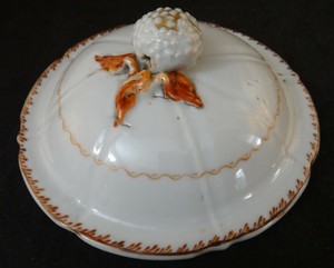 18th c. Chinese Export Porcelain Lid w/red painted Decoration . 4 ½” dia x 2” t