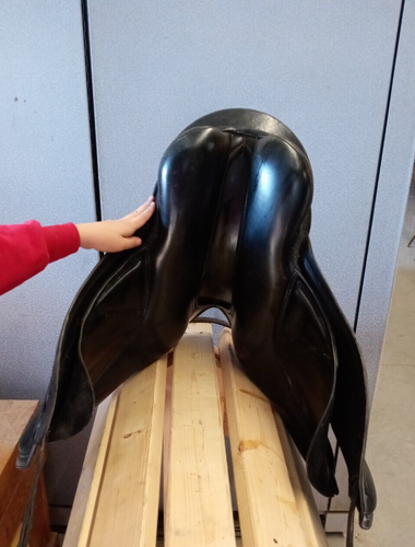 16.5" - 17" M to MN Bates Dressage saddle, black leather - Picture 8 of 12