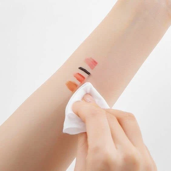 Johnson's Face Care Make Up Be Gone Refreshing Wipes - Pack of 25 - Image 2 of 4