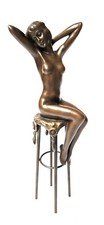 Statua in bronzo risveglio donna su sgabello bar sgabello sedia bronzo erotico