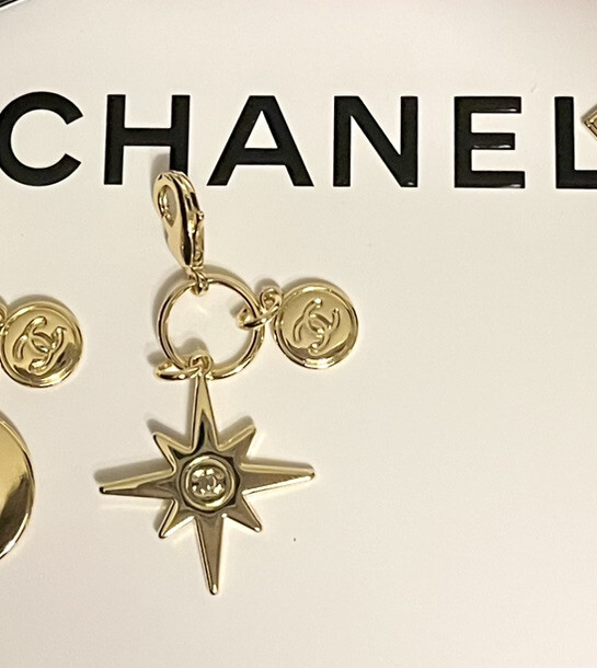 CHANEL GOLD Holiday STAR Charm Gold Ptd &Origami Box, Red CHANEL GOLD Holiday STAR Charm Gold Ptd &Origami Box, Red