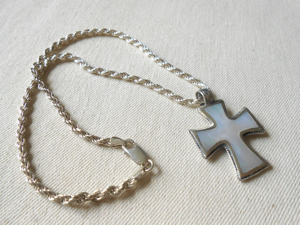 Collar de cadena reversible con colgante de cruz de marcasita de 16" 255201 Foto 2 de 4