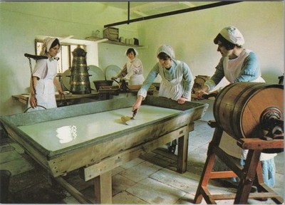 Oxfordshire Postkarte - Dairy Maids, Manor Farm Museum, Cogges, Nr Witney SW9978