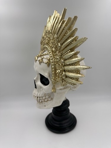 Calavera con tocado dorado decoración de Halloween arte gótico - Imagen 7 de 8
