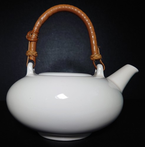 1 Pint Oriental White Round Porcelain Teapot with Bamboo Split Cane Handle - Picture 1 of 19