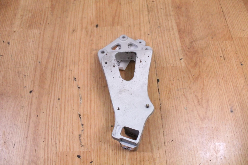 1986 SUZUKI GSXR750 Left Rear Passenger Foot Peg Mounting Bracket Foto 4 de 4