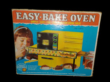 Vintage 1970's Kenner Betty Crocker Easy Bake Oven In Green w/ Box, Accessories