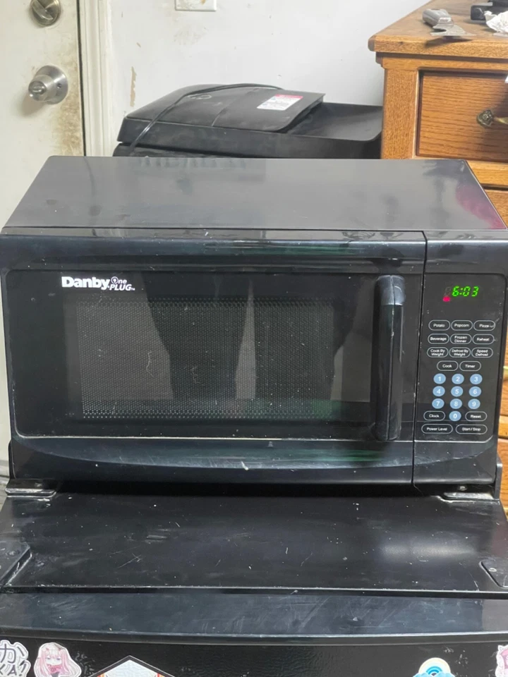 Мини-холодильник Danby с одним разъемом с морозильной камерой и микроволновой печью 3,2 куб. см - Изображение 3 из 4