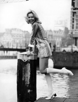 Suzanna Leigh 11'' x 8.5'' inch Hochglanz Foto Nr21