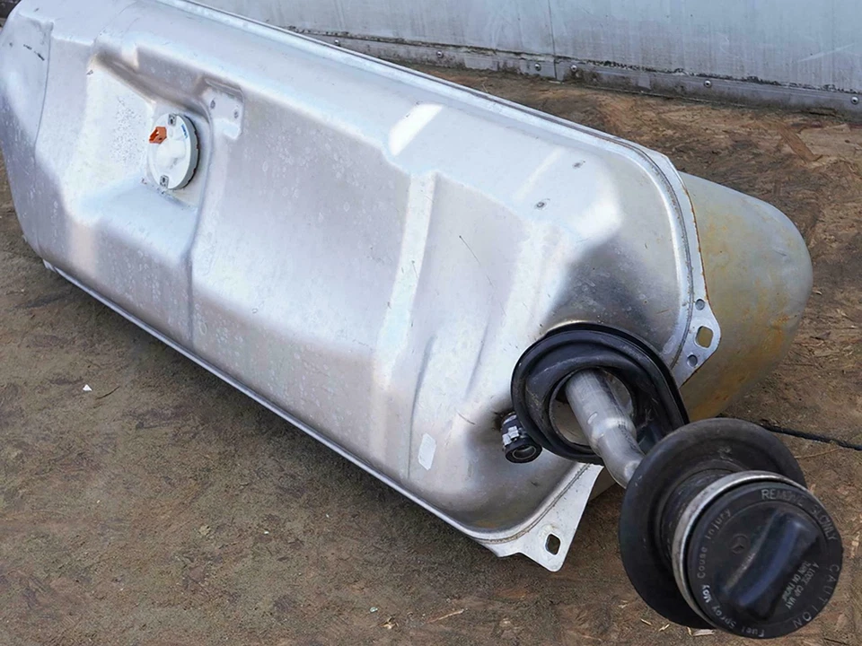 2001 - 2004 Mercedes Benz Slk Class R170 Fuel Gasoline Tank Reservoir 1704702001 Foto 4 de 4