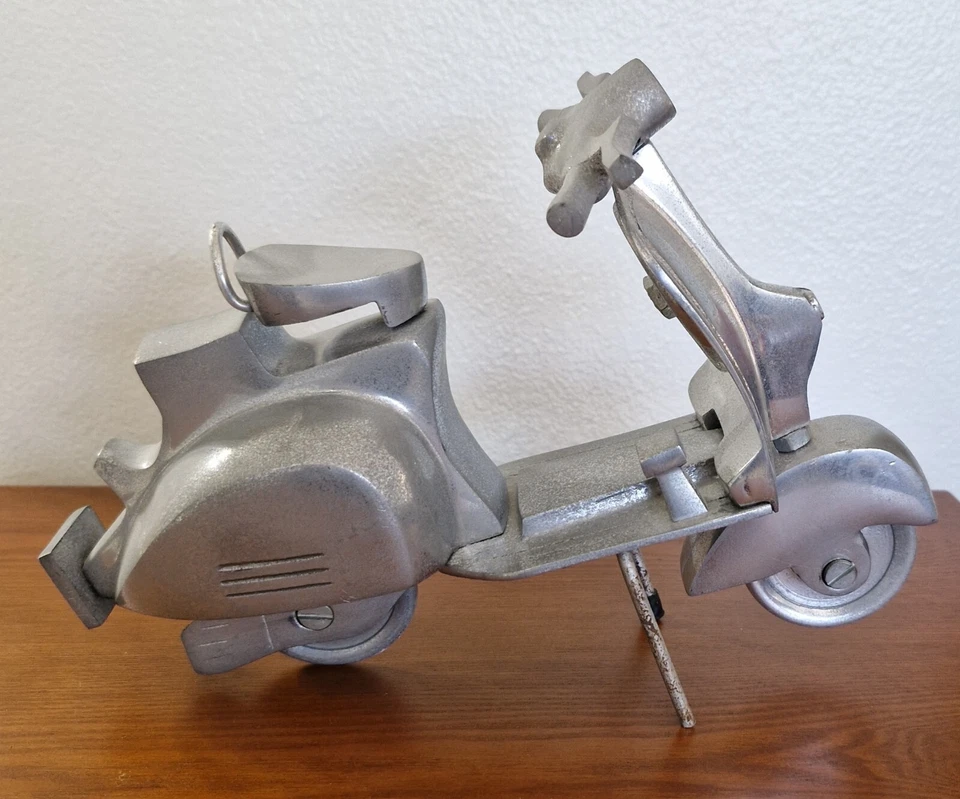 Vespa 125U 1953 Diecast 1/32 Scale Scooter Moped Motorcycle  - Image 2 of 4