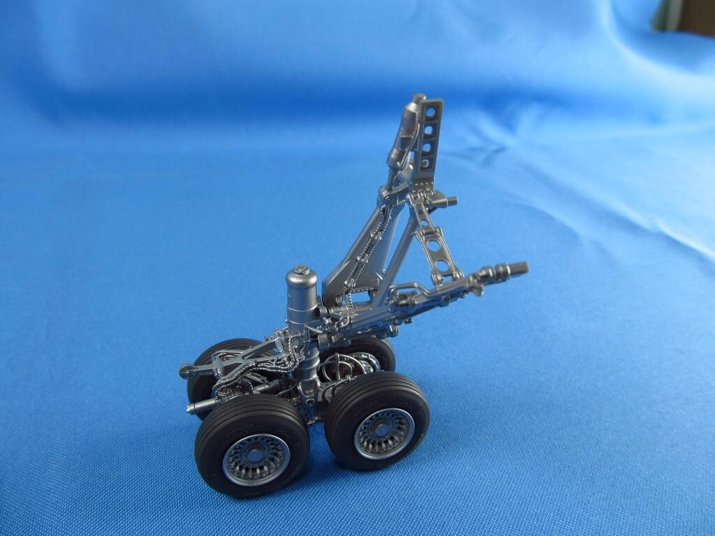 デバステーター イエローウイング  Revell  1/48 1/48 Metallic Details MDR48226 B-1B Lancer. Landing gears